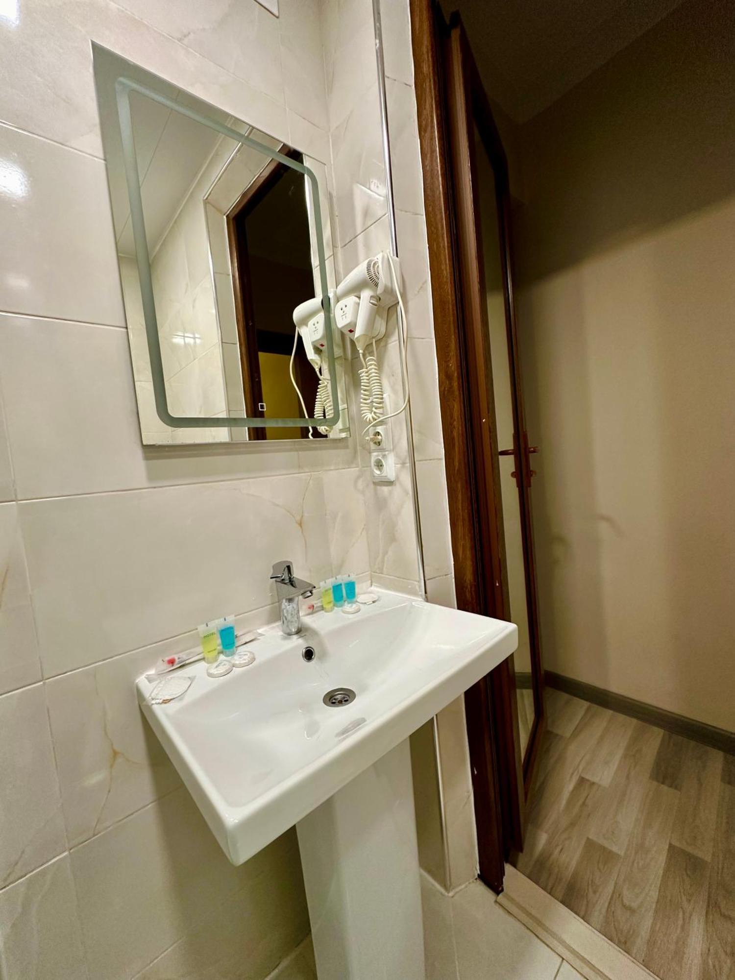 Hotel Tsereteli باتومي المظهر الخارجي الصورة